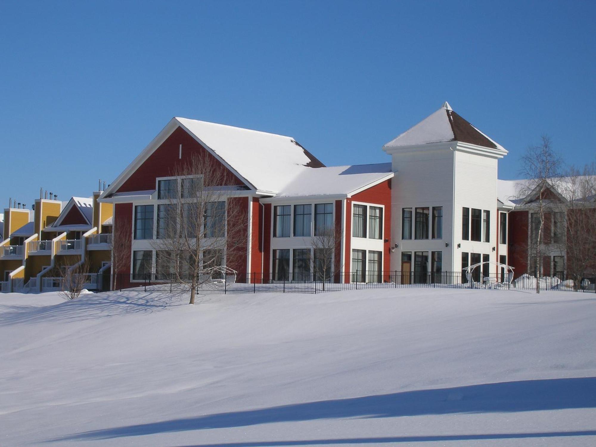 Estrimont Hotel Magog Buitenkant foto
